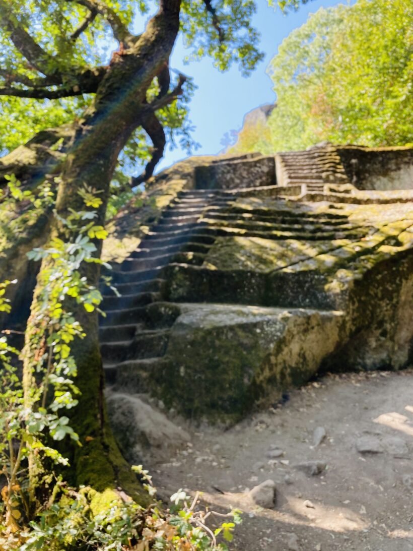 Volg-de-rode-schoentjes-Le-pyramida-Etrusca-