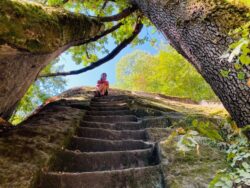 Piramide Etrusca Bomarzo tufsteen trap wandelvakantie Etrusken Italië