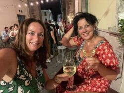wijn drinken in Bolsena avond sfeer Italië wijnwandelvakantie