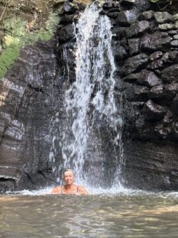 Aquatrekking naar verborgen waterval tijdens yoga meditatie retraite in Bolsena, Italië